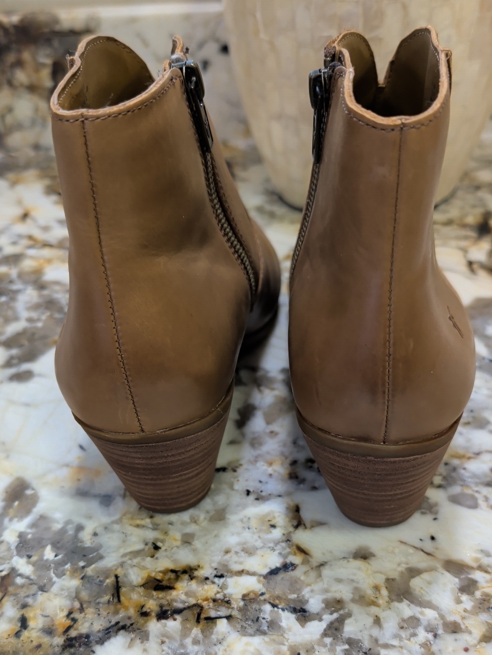 Frye - women’s Jennifer Bootie Wheat brown leather heeled ankle boots size 8.5M - Picture 3 of 12